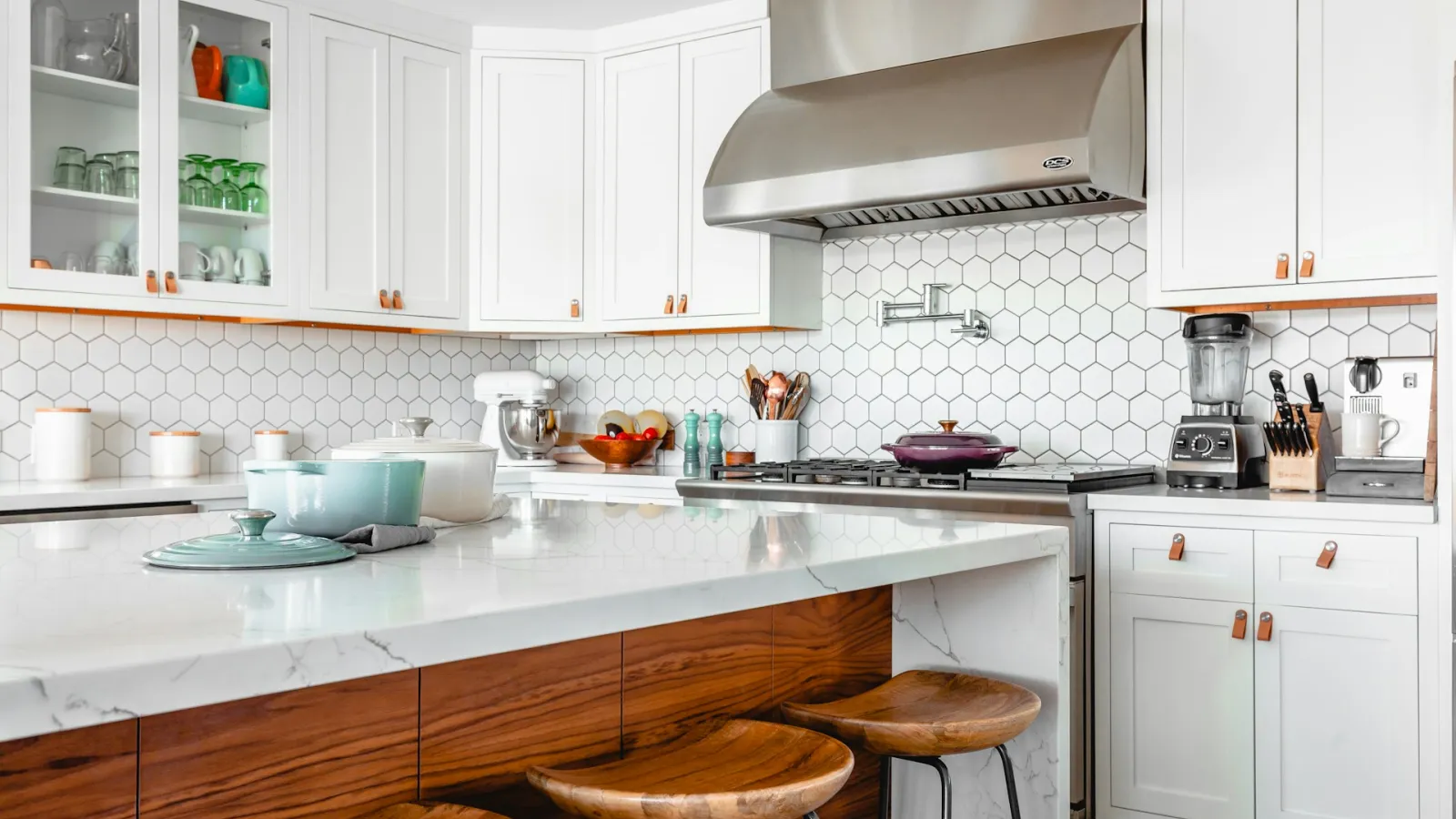 Cocina blanca con superficie de trabajo e isla de madera