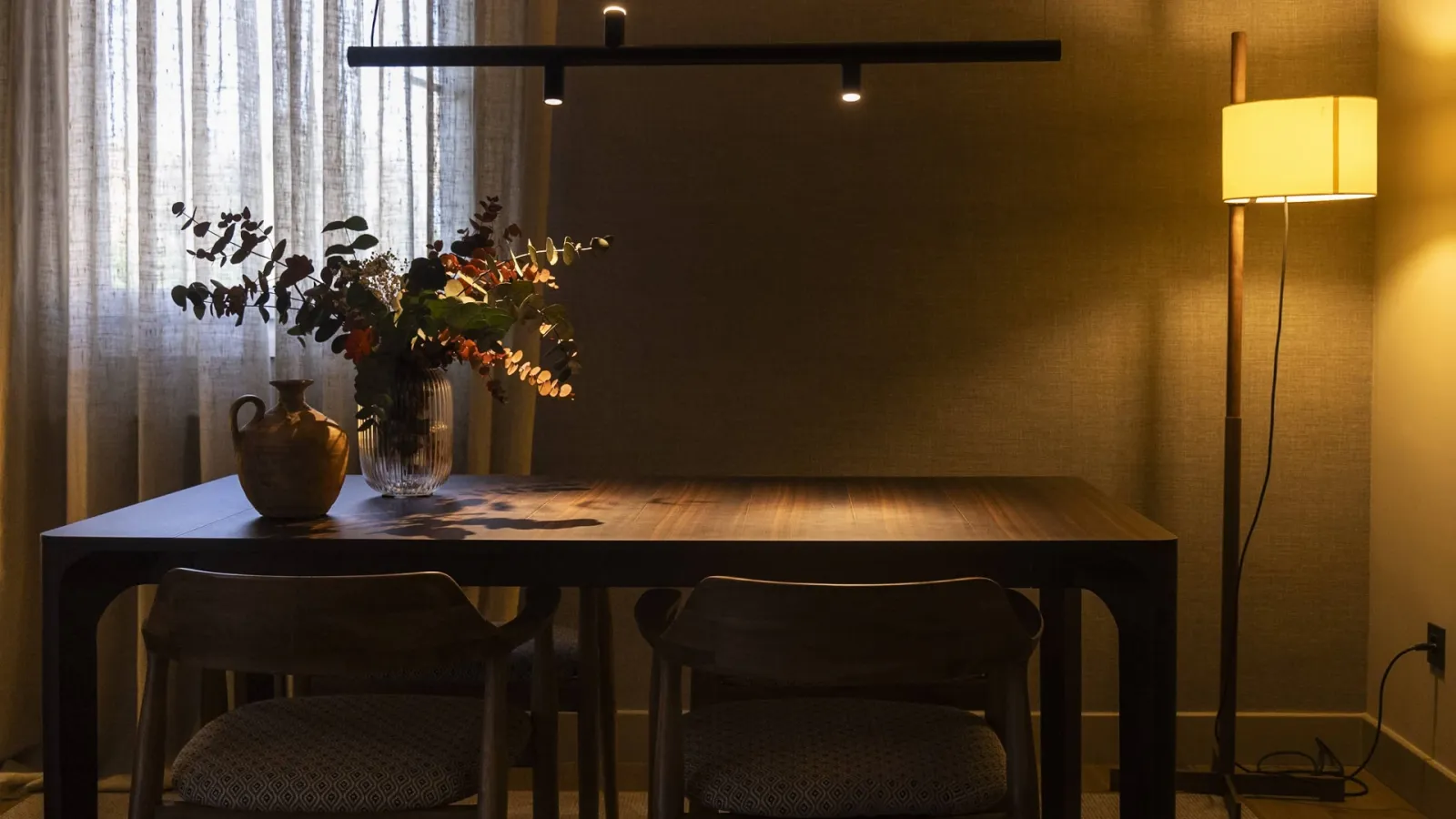 Mesa junto a una ventana en un interior de tonos cálidos