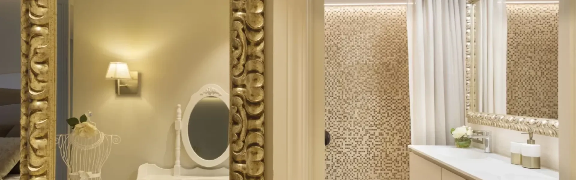 Baño luminoso con espejo y mueble de lavabo