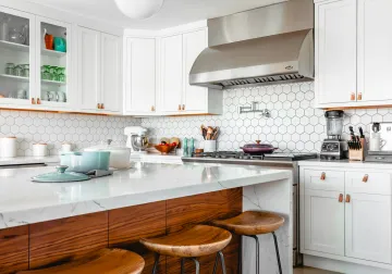Cocina blanca con superficie de trabajo e isla de madera