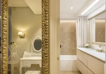 Baño luminoso con espejo y mueble de lavabo