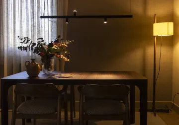Mesa junto a una ventana en un interior de tonos cálidos