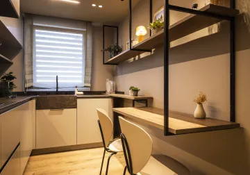 Cocina de acabados claros con una barra de apoyo