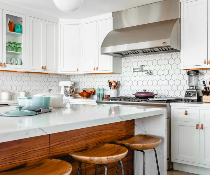 Cocina blanca con superficie de trabajo e isla de madera
