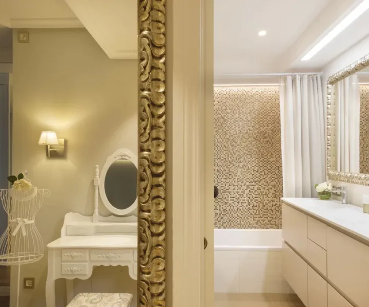 Baño luminoso con espejo y mueble de lavabo