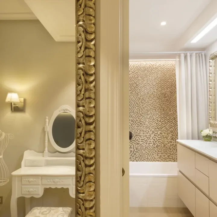 Baño luminoso con espejo y mueble de lavabo