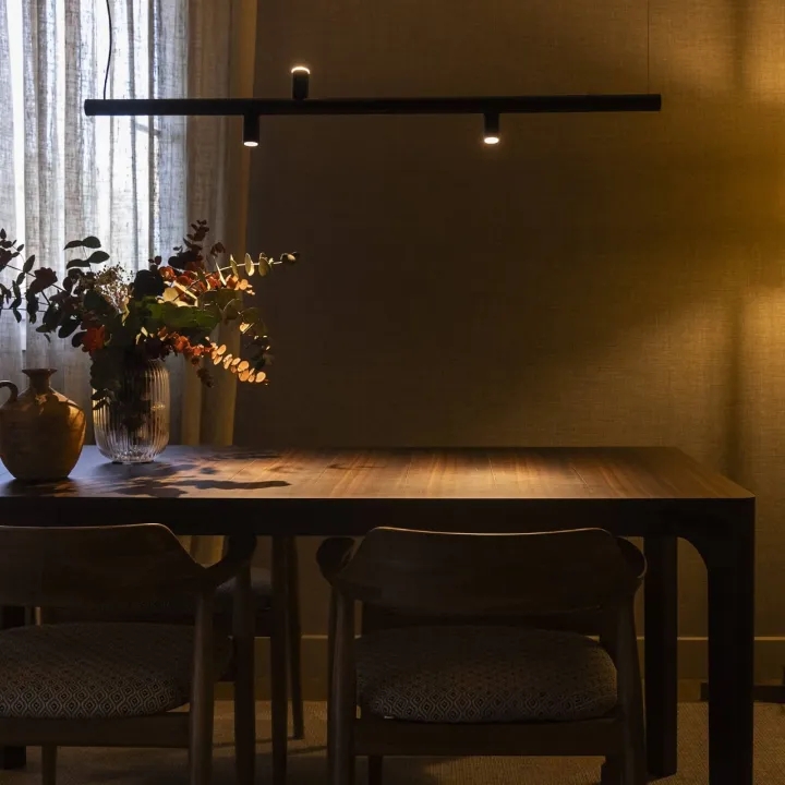Mesa junto a una ventana en un interior de tonos cálidos
